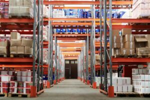 Como a tecnologia auxilia no processo de encaixotamento de produtos em caixas?