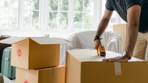 Utilizar filme stretch e fitas adesivas para fechar caixas de mudança