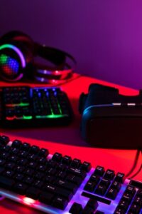 configuracao-de-mesa-de-jogos-de-neon-com-iluminacao-gradiente-com-teclado_23-2149529408