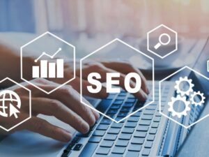 profissional de marketing fazendo auditoria SEO